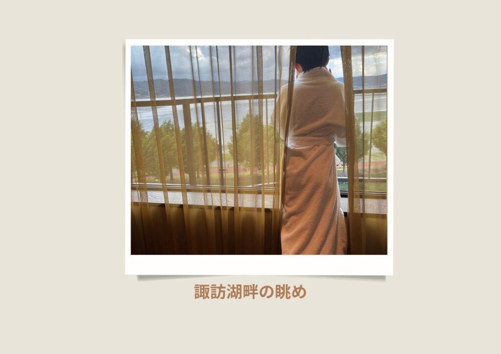 諏訪湖を眺める自閉症の息子GENE。ホテルの部屋からの穏やかな湖畔の景色。Gene looking out over Lake Suwa from the hotel room—peaceful lakeside view