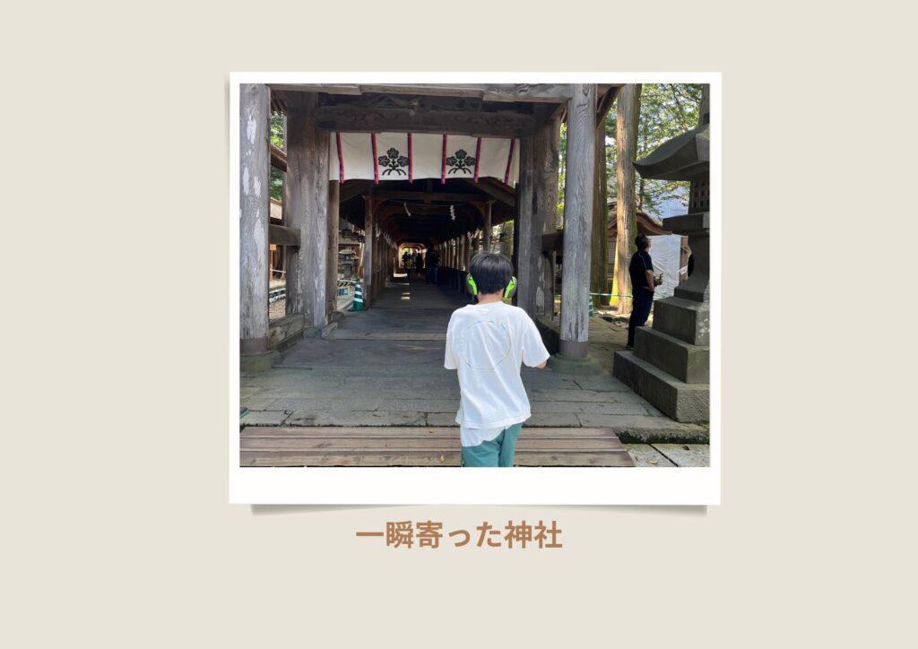 諏訪の神社を訪れた自閉症の息子GENE。イヤーマフをつけながら静かに歩く姿。Gene visiting a quiet shrine in Suwa, walking peacefully with earmuffs on